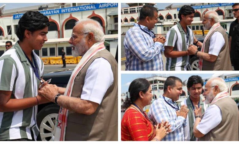 स्टार-क्रिकेटर-की-हुई-pm-मोदी-से-मुलाकात,-वैभव-ने-पैर-छूकर-ल‍िया-आशीर्वाद