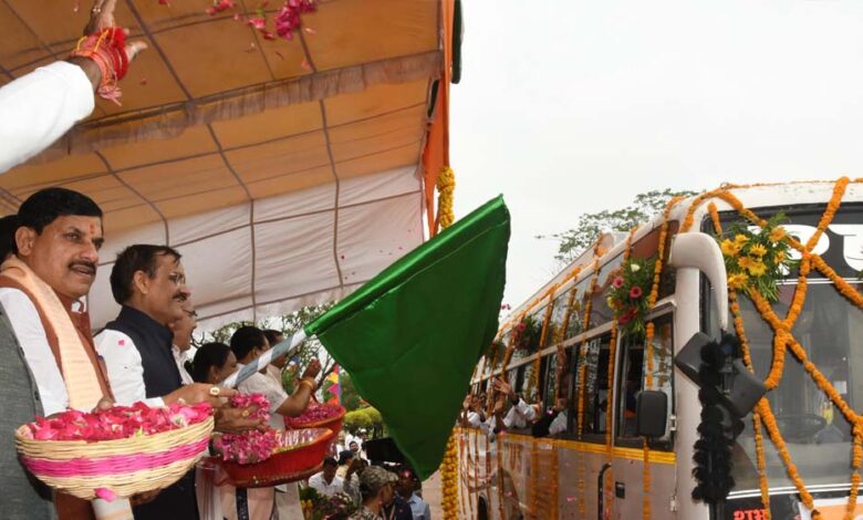 मुख्यमंत्री-यादव-ने-‘अहिल्या-वाहिनी’-प्रदेशव्यापी-महिला-बाइक-रैली-को-हरी-झंडी-दिखाकर-रवाना-किया