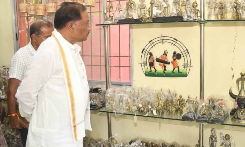 मुख्यमंत्री-साय-का-शिल्प-नगरी-कोंडागांव-के-शबरी-एंपोरियम-पहुंचे
