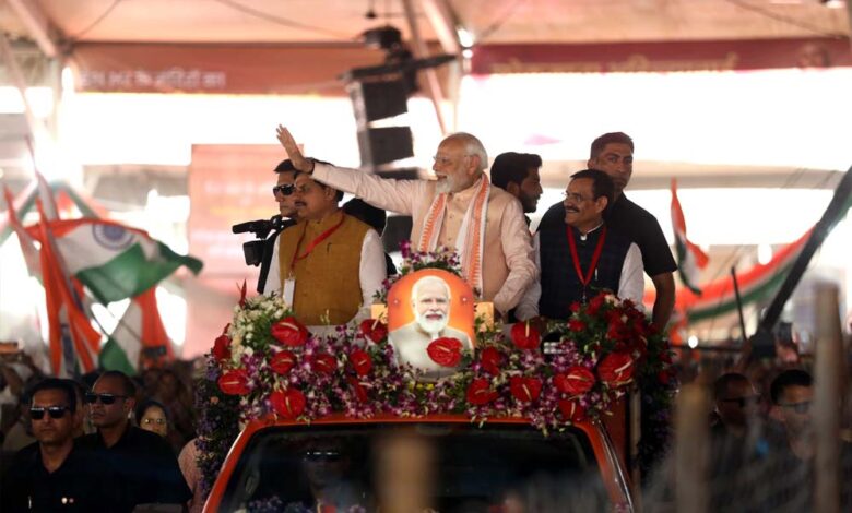 नारी-शक्ति-के-बीच-भोपाल-में-pm-मोदी-का-शानदार-रोड-शो,-तिरंगा-लहराते-नजर-आईं-महिलाएं