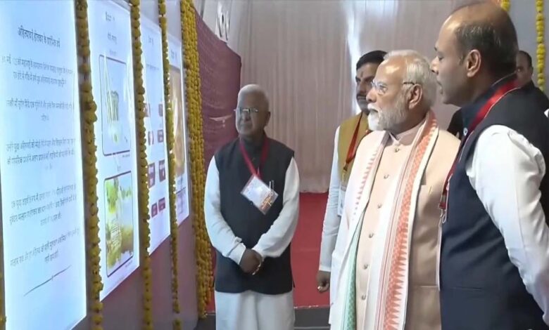 प्रधानमंत्री-मोदी-ने-किया-प्रदर्शनी-का-अवलोकन,-सशक्त-महिलाओं-से-किया-संवाद