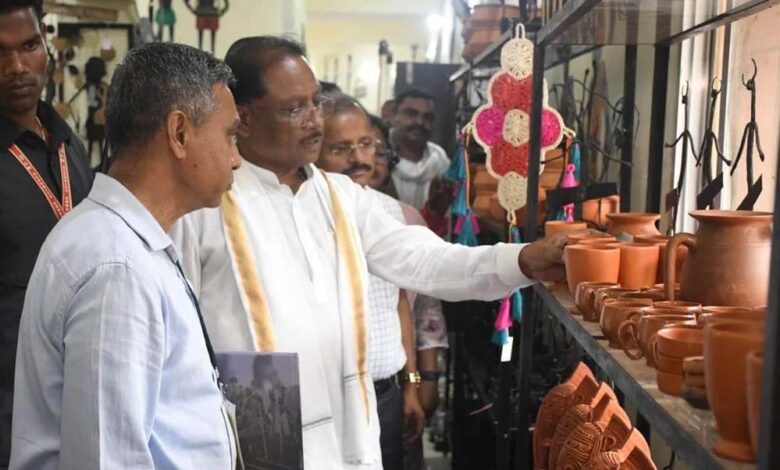 रायपुर-:-मुख्यमंत्री-साय-का-शिल्प-नगरी-कोंडागांव-के-शबरी-एंपोरियम-पहुंचे