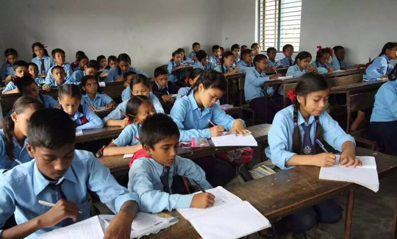 हजारों-की-संख्या-में-स्कूल-बंद-होने-की-बातें-भ्रामक-और-तथ्यहीन