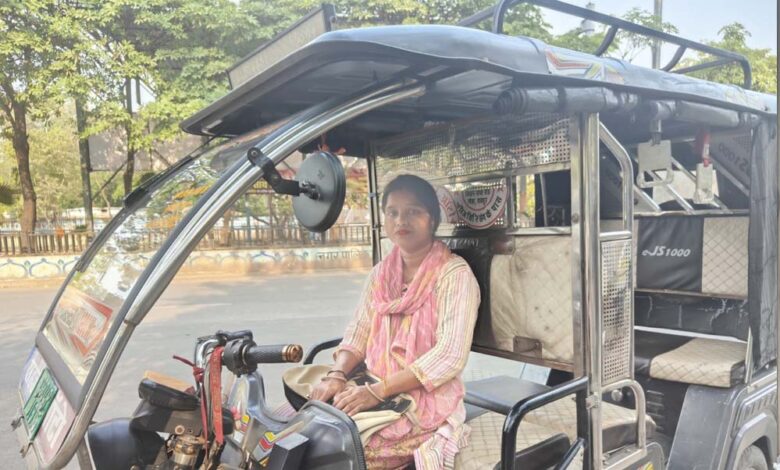 रायपुर-:-दीदी-ई-रिक्शा-सहायता-योजना-से-आत्मनिर्भर-बनीं-श्रीमती-भुनेश्वरी