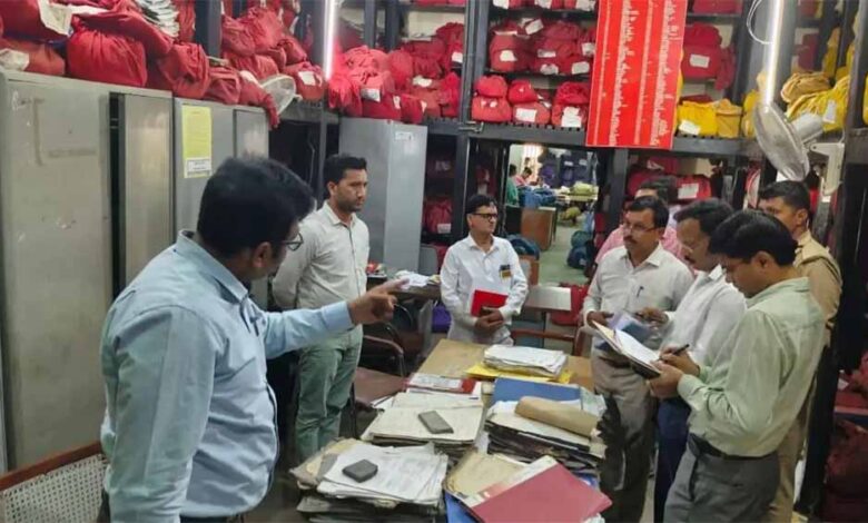 8-साल-से-रिकॉर्ड-रूम-में-कर-रहा-था-काम,-आगरा-के-सरकारी-कार्यालय-में-पकड़ा-गया-प्राइवेट-कर्मचारी