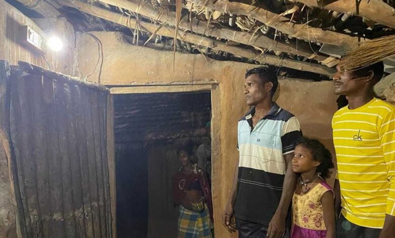 रायपुर-:-मुख्यमंत्री-कैंप-कार्यालय-की-तत्परता-से-ग्राम-टुकूपानी-में-बहाल-हुई-बिजली-आपूर्ति