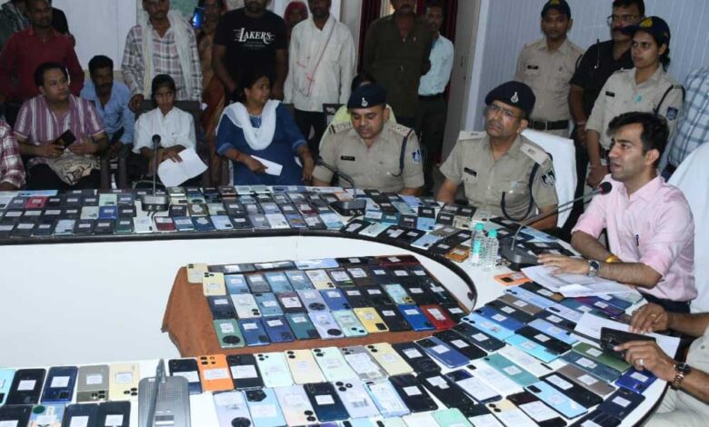 पुलिस-ने-40-दिनों-के-अभियान-में-527-खोए-या-चोरी-गए-मोबाइल-बरामद-किए,-कीमत-1.05-करोड़