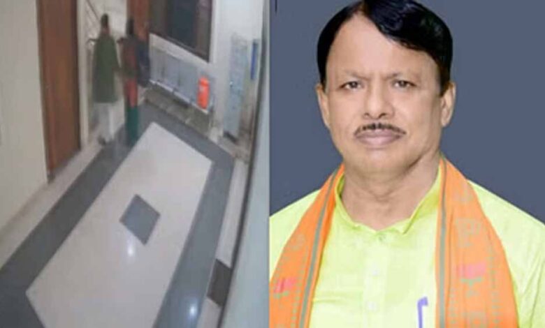 भाजपा-ने-गोंडा-bjp-अध्यक्ष-अमर-किशोर-कश्यप-को-पद-हटाते-हुए-पार्टी-से-निष्कासित-कर-दिया