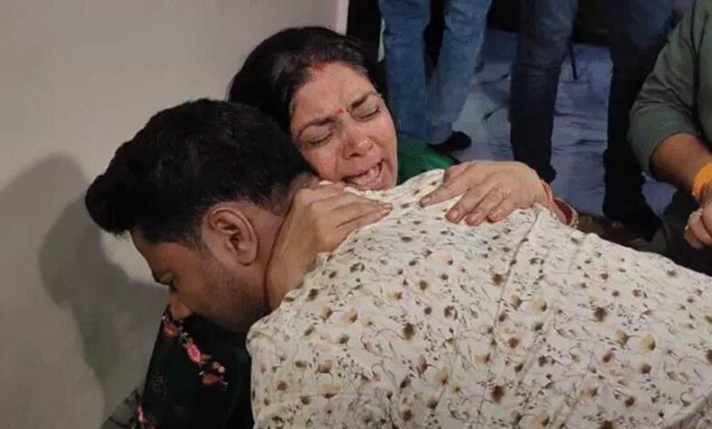 राजा-की-मां-के-गले-मिलकर-फूट-फूट-कर-रोया-सोनम-रघुवंशी-का-भाई,-मांगी-मौत-की-सजा