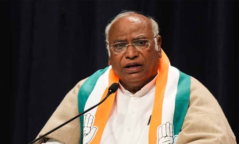 प्रधानमंत्री-बेवजह-लोकतंत्र-की-बातें-करते-हैं,-उन्हें-लोकतंत्र-पर-किसी-भी-प्रकार-का-वक्तव्य-देने-का-हक-नहीं:-मल्लिकार्जुन-खड़गे