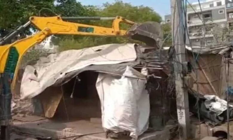दिल्ली-में-1300-से-अधिक-अवैध-झुग्गियों-पर-चला-बुलडोजर,-गिड़गिड़ाते-रहे-लोग-डटे-रहे-अधिकारी