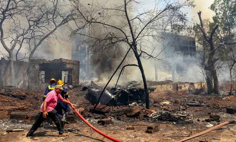 अहमदाबाद-में-हुए-एअर-इंडिया-विमान-हादसे-के-बाद-दिखा-खौफनाक-मंजर,-हिरदय-विदारक-तस्वीरें-आई-सामने