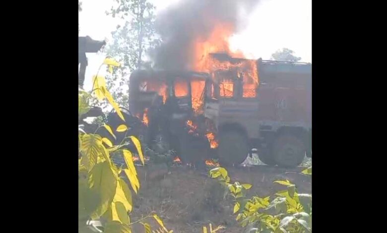 रायगढ़-में-एक-दर्दनाक-सड़क-हादसा:-ट्रेलर-और-हाइवा-में-आमने-सामने-की-भिड़ंत,-एक-चालक-की-जिंदा-जलकर-मौत,-दूसरा-गंभीर