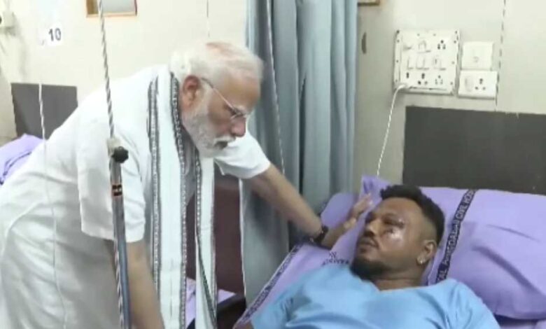 अहमदाबाद-में-विमान-दुर्घटना-साइट-का-दौरा-कर-अस्पताल-में-pm-मोदी-ने-की-घायलों-से-मुलाकात,-अब-तक-265-लोगों-की-मौत