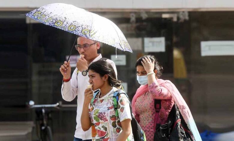 दिल्ली-में-अधिकतम-तापमान-44-डिग्री-सेल्सियस-के-आसपास,-पर्यटकों-का-हाल-बेहाल,-कही-बारिश-से-राहत