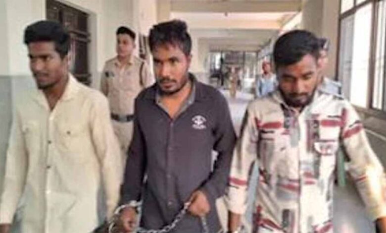 राजधानी-के-टिकरापारा-में-चोरी-छिपे-सालों-से-रह-रहे-बांग्लादेशी-परिवार-को-पुलिस-ने-किया-गिरफ्तार
