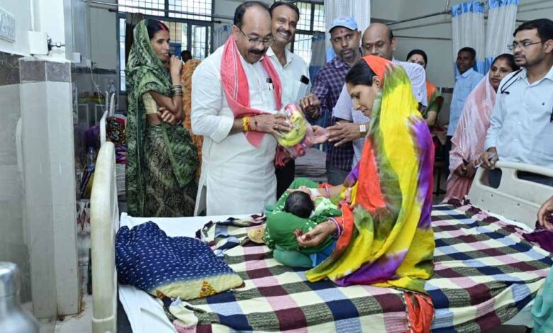उप-मुख्यमंत्री-साव-पहुंचे-मातृ-शिशु-अस्पताल,-भर्ती-महिलाओं-तथा-नवजातों-के-परिजनों-से-मिलकर-सेहत-की-जानकारी-ली