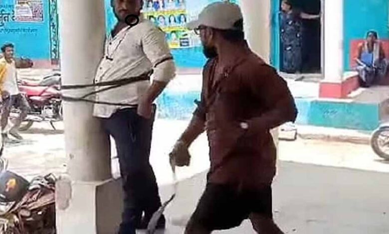 बलौदाबाजार-में-खनन-माफियाओं-की-हैवानियत,-युवक-को-खंभे-से-बांधकर-बेरहमी-से-पीटा