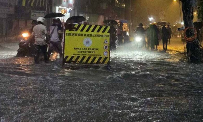 महाराष्ट्र-के-कई-हिस्सों-में-भारी-बारिश-से-आठ-लोगों-की-मौत,-तटीय-जिलों-में-अलर्ट-जारी