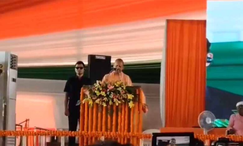 अंबेडकरनगर-में-सीएम-योगी-ने-कृषक-दुर्घटना-बीमा-योजना-के-11690-लाभार्थियों-को-561-करोड़-की-धनराशि-की-आवंटन