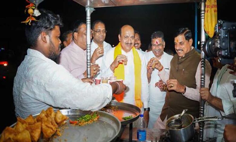 मुख्यमंत्री-डॉ.-यादव-ने-काफिला-रोक-कर-शंकर-चाट-भंडार-में-पी-चाय