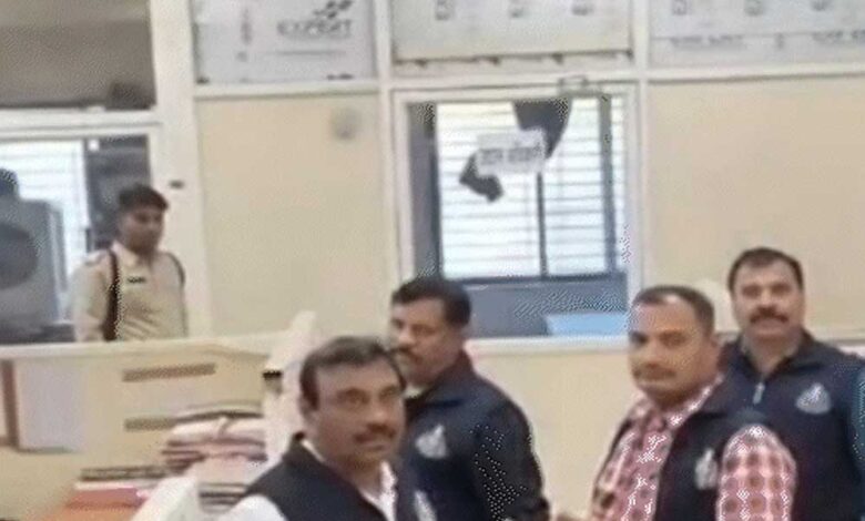 इंदौर-नगर-निगम-के-उद्यान-विभाग-में-सहायक-अधीक्षक-चेतन-पाटिल-के-घर-और-दफ्तर-ईओडब्ल्यू-का-छापा