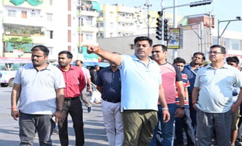 एक्शन-में-विधायक-रामेश्वर-शर्मा,-जनता-के-बीच-मैदान-में-उतरे,-अफसरों-के-साथ-विकास-कार्यों-का-लिया-जायजा