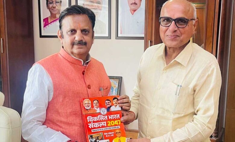 उप-मुख्यमंत्री-शुक्ल-को-सांसद-डॉ.-मिश्रा-ने-“विकसित-भारत-संकल्प-2047”-पुस्तक-भेंट-की