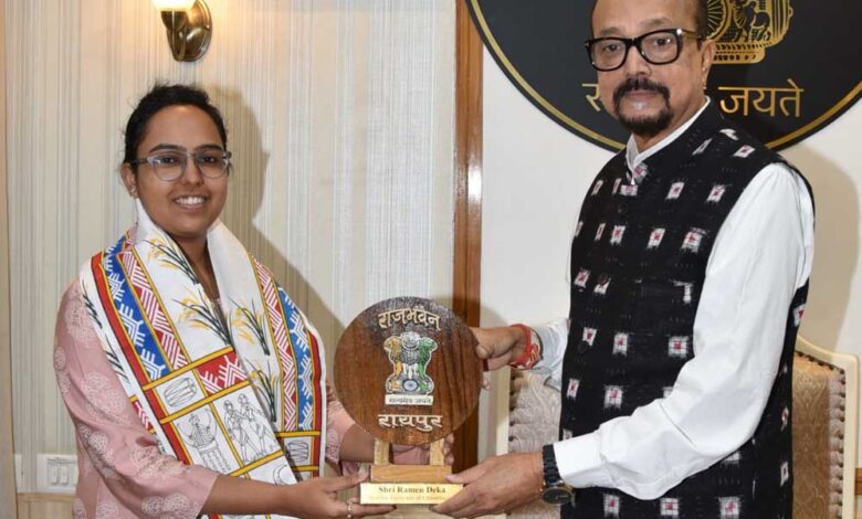 रायपुर-:-राज्यपाल-श्री-डेका-ने-आईएएस-सुश्री-पूर्वा-अग्रवाल-का-किया-सम्मान
