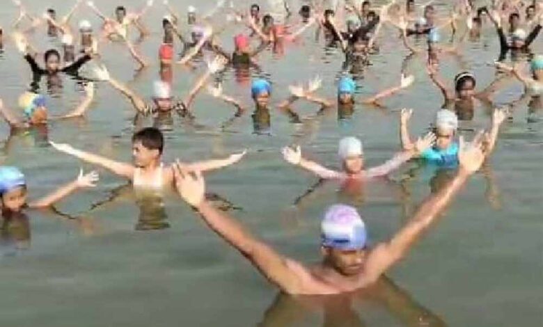 प्रयागराज-में-योग-के-प्रति-जागरूकता-के-लिए-तैराकी-प्रशिक्षक-ने-लोगों-से-विभिन्न-योग-मुद्राओं-में-जलयोग-करवाया