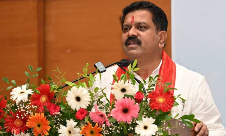 रायपुर-:-समाज-की-अपेक्षा-पुलिस-से-होती-है-और-उन-अपेक्षाओं-पर-खरा-उतरना-हमारी-जिम्मेदारी:-उपमुख्यमंत्री-विजय-शर्मा