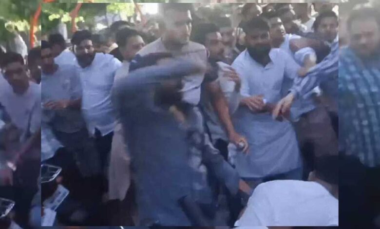 राजधानी-भोपाल-में-कांग्रेस-कार्यकर्ताओं-के-बीच-चले-लात-घूंसे-,-bjp-का-तंज-बैठक-या-कुश्ती-प्रतियोगिता?