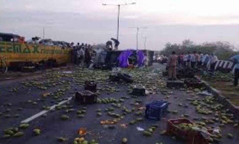 आगरा-में-राष्ट्रीय-राजमार्ग-9-पर-एक-लोडर-वाहन-के-फ्लाईओवर-से-नीचे-गिरने-से-चार-लोगों-की-मौत
