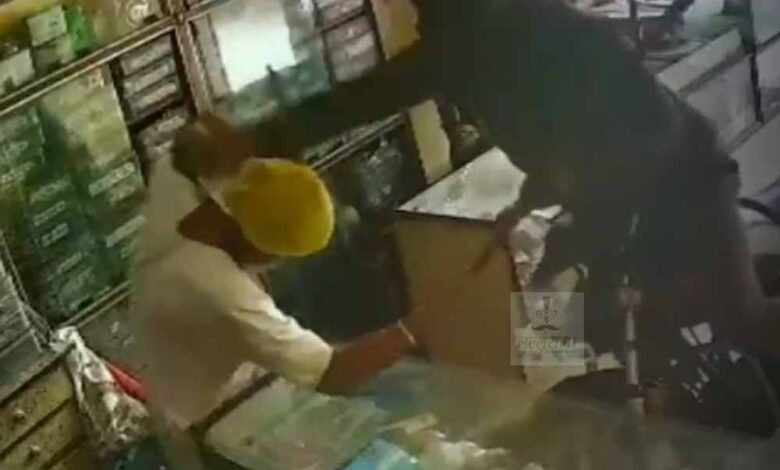 नशेड़ी-बेटे-ने-अपने-पिता-पर-दुकान-में-घुसकर-जानलेवा-हमला