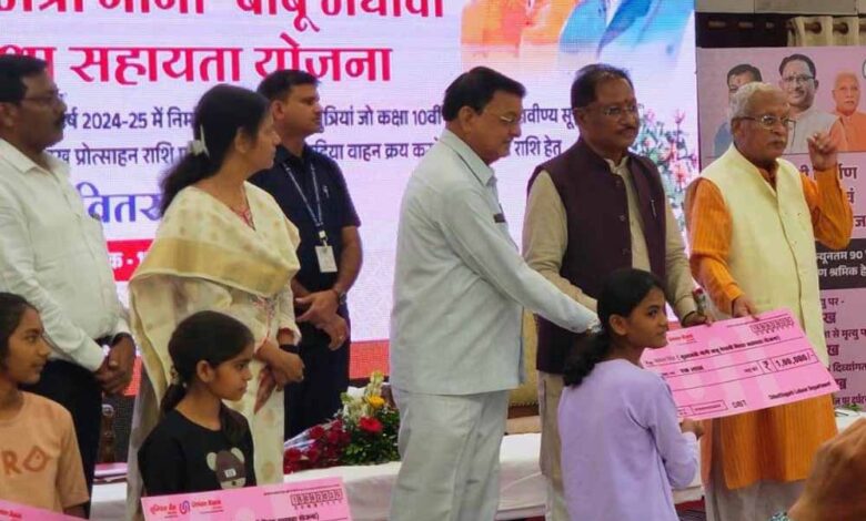 मुख्यमंत्री-नोनी-बाबू-मेधावी-शिक्षा-सहायता-योजना-:-पायल-को-मिली-एक-लाख-रूपए-की-सहायता