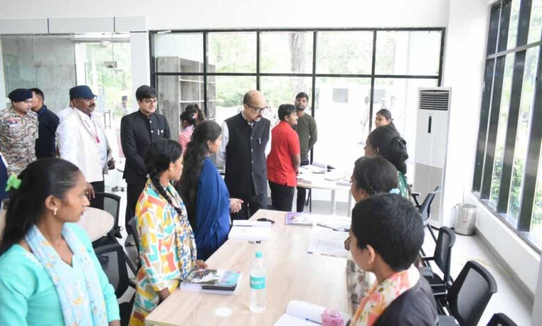 राज्यपाल-रमेन-डेका-ने-बीजापुर-के-सेन्ट्रल-लाईब्रेरी-का-किया-अवलोकन
