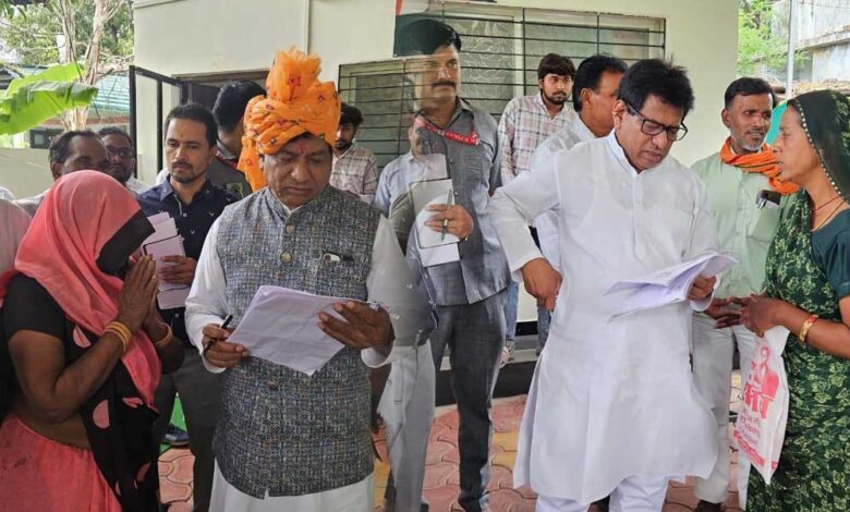 जनसुनवाई-में-बताई-समस्या-के-हल-होने-पर-रामपुराकला-के-ग्रामीणों-ने-जनसुनवाई-में-पहुच-कर-विधायक-गोपालसिंह-इंजीनियर-का-किया-सम्मान