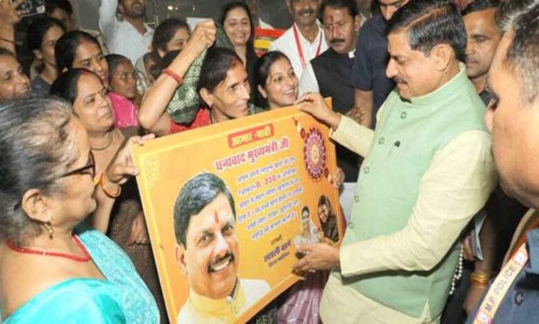 मुख्यमंत्री-डॉ.-यादव-को-ग्वालियर-की-लाड़ली-बहनाओं-ने-सौंपा-बधाई-पत्र