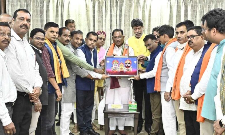 मुख्यमंत्री-विष्णु-देव-साय-को-बस्तर-के-ऐतिहासिक-‘गोंचा-महापर्व’-का-आमंत्रण-:-‘तुपकी’-भेंट-कर-किया-गया-सम्मान