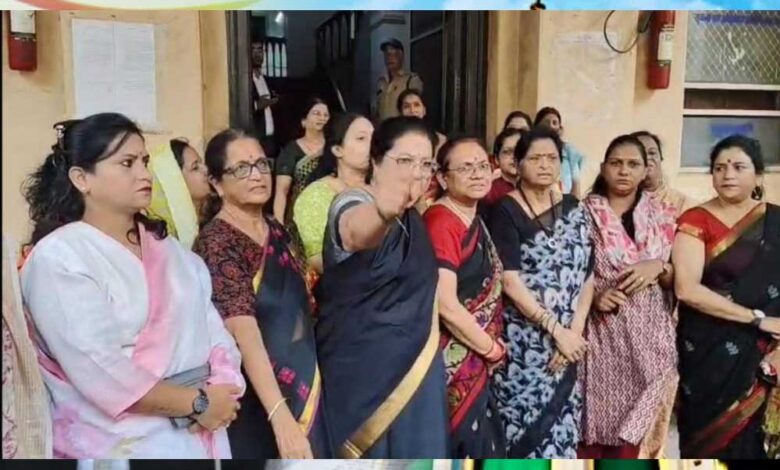 इंदौर-भाजपा-महिला-मोर्चा-ने-कमिश्नर-ऑफिस-के-सामने-किया-प्रदर्शन,-कांग्रेस-पार्षद-कादरी-को-बर्खास्त-करने-की-मांग