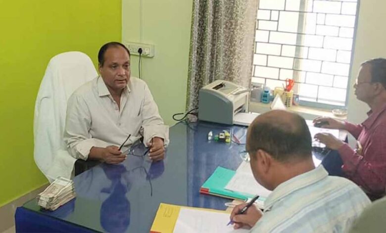 लोक-निर्माण-विभाग-के-विद्युत-यांत्रिकी-के-कार्यपालन-अभियंता-को-दो-लाख-की-रिश्वत-लेते-acb-ने-रंगे-हाथ-पकड़ा