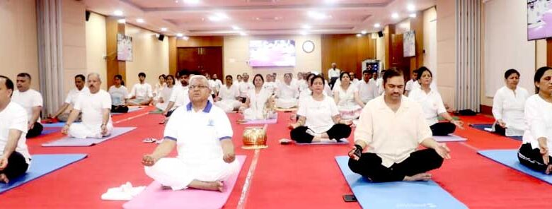 राज्यपाल-मंगुभाई-पटेल-के-नेतृत्व-में-राजभवन-में-हुआ-सामूहिक-योगाभ्यास