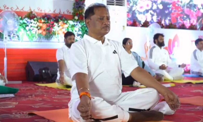 सीएम-साय-ने-जशपुर-में-लगाया-आसन,-नेता-और-अधिकारियों-ने-भी-किया-योगा