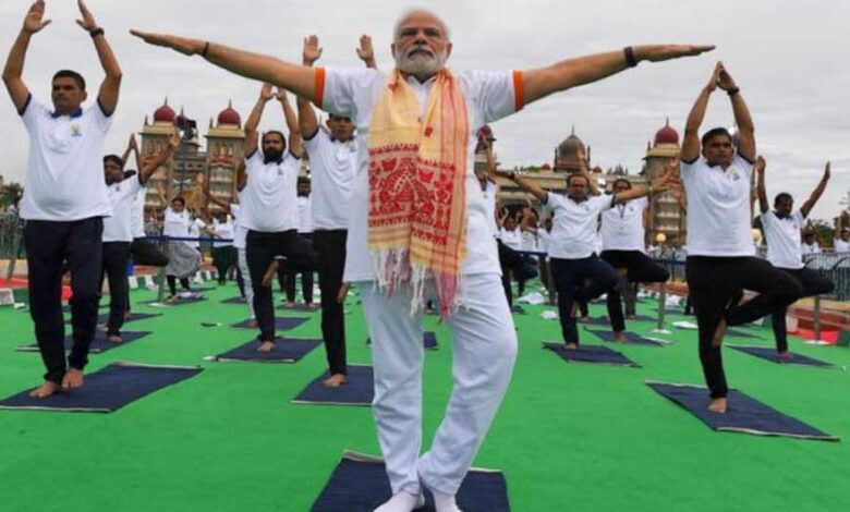 प्रधानमंत्री-मोदी-ने-विशाखापट्टनम-में-3-लाख-लोगों-के-साथ-किया-योग,-समंदर-में-नेवी-का-योगाभ्यास