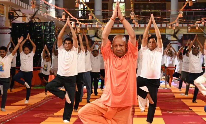 cm-योगी-बोले-योगा-से-शरीर-और-मन-दोनों-रहता-है-स्वस्थ…’,-गोरखपुर-में-11वें-योग-दिवस-पर-हुए-शामिल