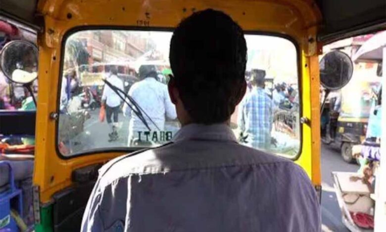 व्यापारी-ने-बुक-किया-था-ऑटो,-भूल-गया-था-17-लाख-रुपए,-ऑटो-ड्राइवर-ने-किया-कुछ-ऐसा,-जमकर-हो-रही-है-तारीफ