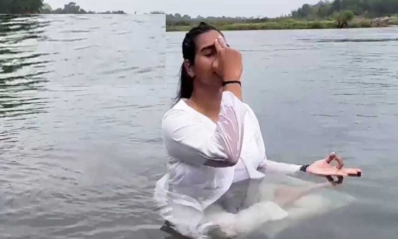 योग-एक्सपर्ट-श्वेता-ने-किया-एक्वा-योग,-बताया-सामान्य-और-पानी-में-योगाभ्यास-में-क्या-अंतर