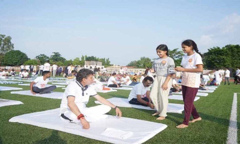 उत्साह-और-समर्पण-के-साथ-मनाया-गया-अंतरराष्ट्रीय-योग-दिवस,-बीजेपी-प्रदेश-अध्यक्ष-किरण-सिंहदेव-ने-भी-की-शिरकत