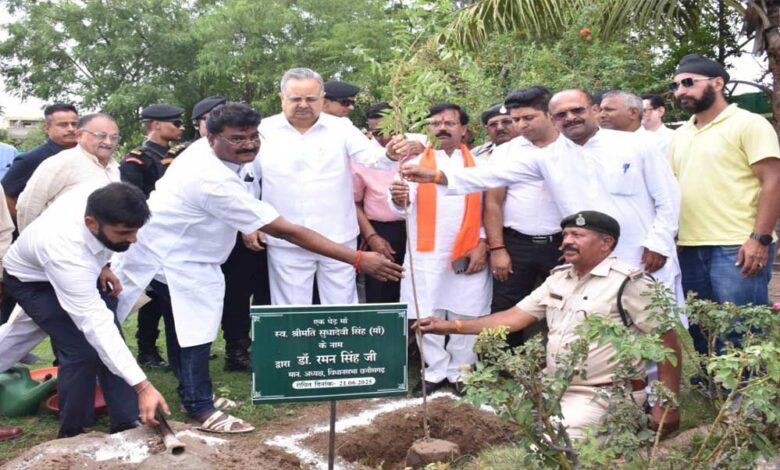 वनवासियों-के-पैरों-सुरक्षा-के-लिए-चरण-पादुका-योजना-उपयोगी:-विधानसभा-अध्यक्ष-डॉ.-रमन-सिंह