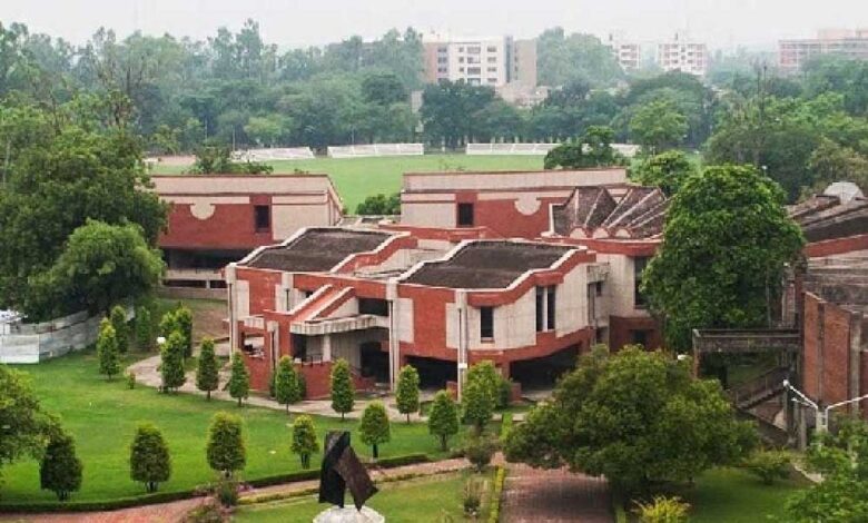 कानपुर IIT में छात्र आत्महत्या मामले में FIR, असिस्टेंट प्रोफेसर समेत तीन पर केस दर्ज, ब्लैकमेलिंग का आरोप